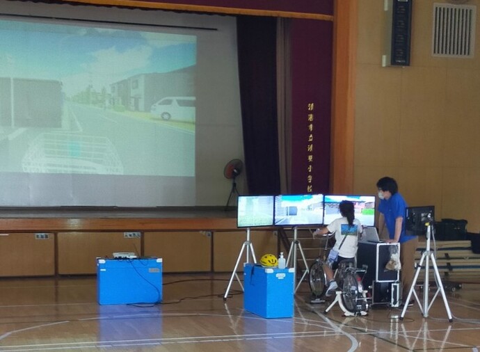 、3・4年生で自転車の交通ルールを楽しみながら、分かりやすく習得できる自転車シュミレータを活用し、交通安全教室を実施しました。