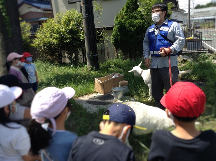 きよせラボの方に、実際にヤギとふれあいながら、ヤギとの関わり方について教わりました。