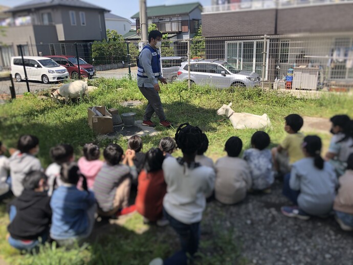きよせラボの方に、実際にヤギとふれあいながら、ヤギとの関わり方について教わりました。