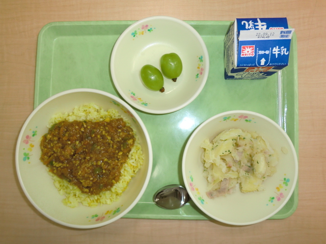 〈今日の献立〉牛乳、ドライカレー、ジャーマンポテト、シャインマスカット