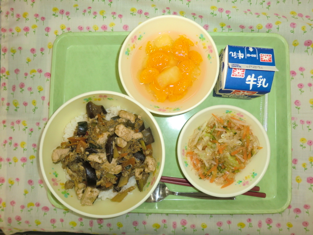 〈今日の献立〉牛乳、マーボなす丼、バンウースー、フルーツポンチ