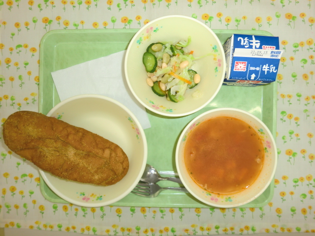 〈今日の献立〉牛乳、ごまきな粉揚げパン、ミネストラスープ、ビーンズサラダ