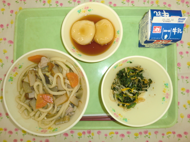 〈今日の献立〉牛乳、田舎うどん、菊花浸し、手作りみたらし団子
