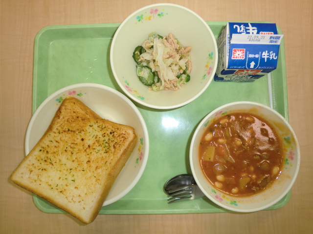 〈今日の献立〉牛乳、ガーリックトースト、ポークビーンズ、ツナサラダ