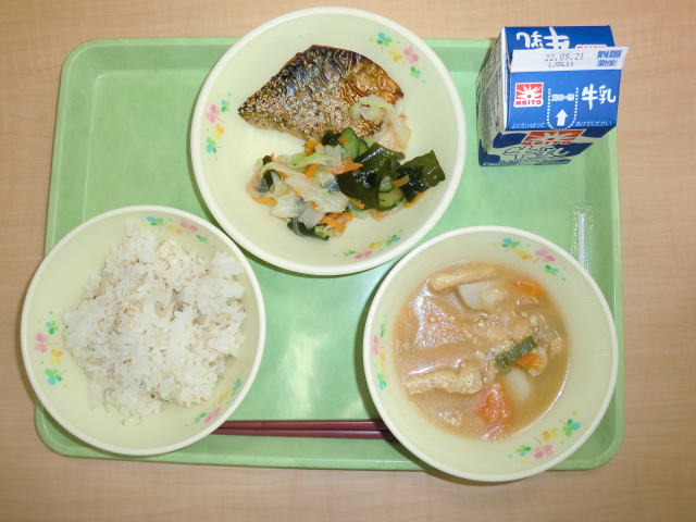 〈今日の献立〉牛乳、じゃこご飯、呉汁、サバの南部焼、和風和え