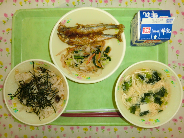 〈今日の献立〉牛乳、きのこご飯、かきたま汁、ししゃもの南蛮漬け、胡麻じゃこ和え