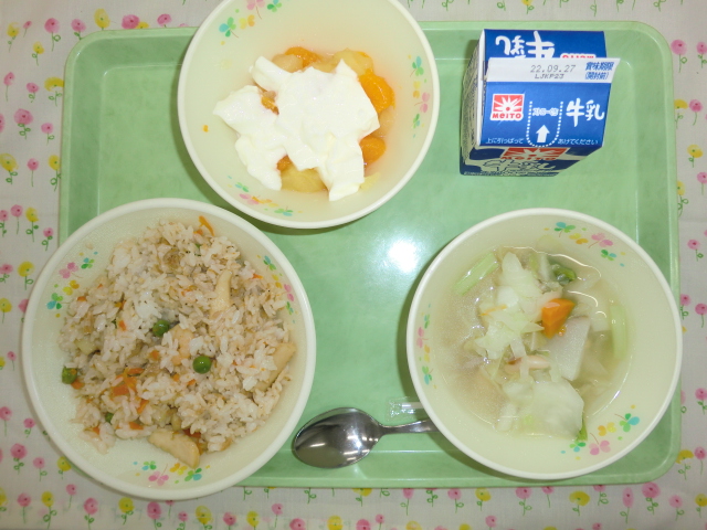 〈今日の献立〉牛乳、シーフードピラフ、白インゲンと野菜スープ、フルーツヨーグルトがけ