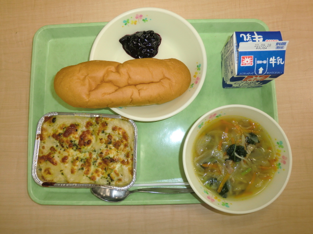 〈今日の献立〉牛乳、むえんコッペパン、ブルーベリージャム、ジュリアンスープ、ポテトグラタン
