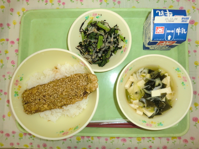 〈今日の献立〉牛乳、さんまの蒲焼丼、すまし汁、ひじき和え