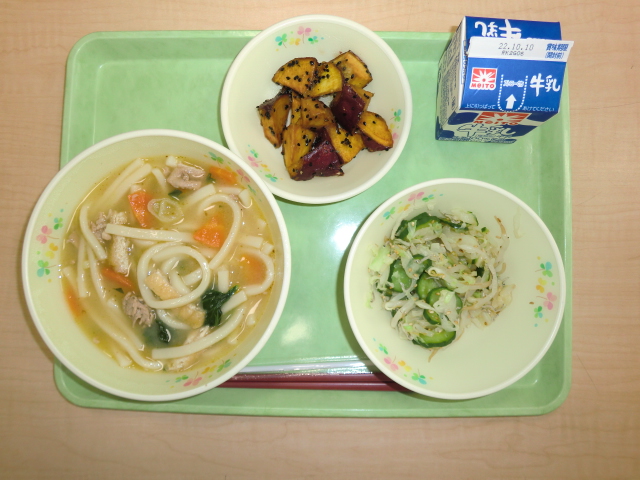 〈今日の献立〉牛乳、煮込みうどん、じゃこあえ、大学いも