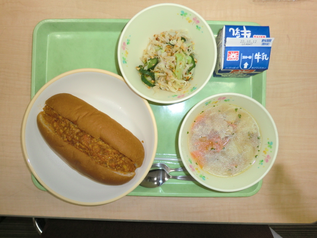 〈今日の献立〉牛乳、チリビーンズドッグ、パスタスープ、ナッツサラダ