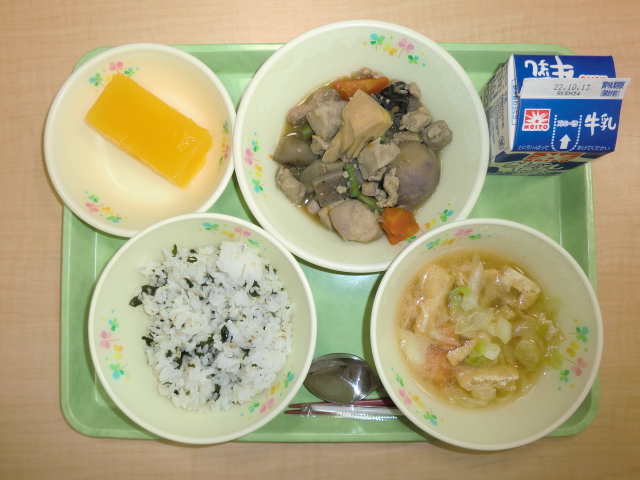 〈今日の献立〉牛乳、わかめご飯、味噌汁、鶏肉と里芋の旨煮、みかんかん