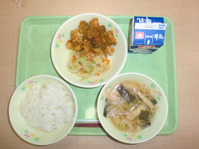 〈今日の献立〉牛乳、ご飯、味噌汁、真鯛のかわりソースがけ、キャベツの辛子醤油かけ