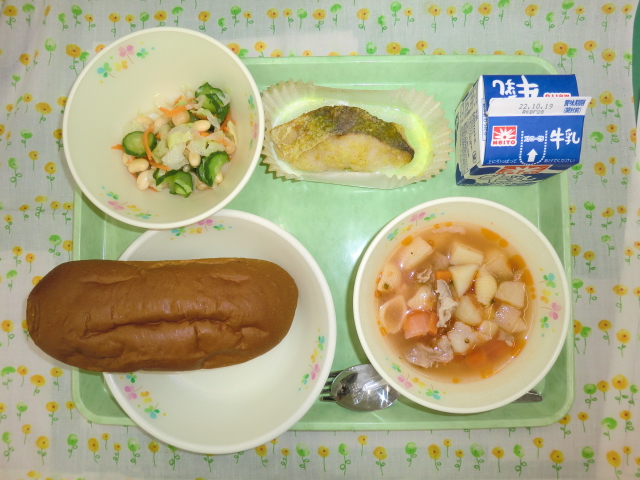 〈今日の献立〉牛乳、黒砂糖パン、ミネストラスープ、魚のカレームニエル、ビーンズサラダ
