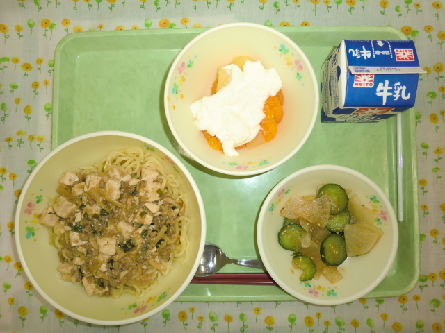 〈今日の献立〉牛乳、マーボー麺、かふう漬け、フルーツヨーグルトがけ