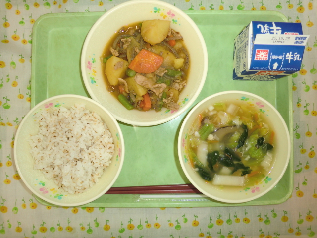 〈今日の献立〉牛乳、胡麻ご飯、目鯛つみれ汁、ピリ辛肉じゃが