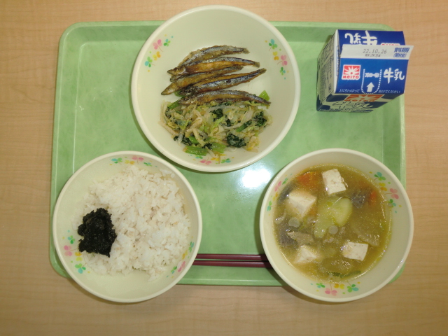 〈今日の献立〉牛乳、ご飯、海苔の佃煮、豚汁、キビナゴ揚げ、胡麻和え