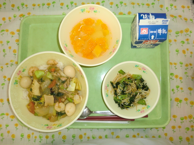 〈今日の献立〉牛乳、中華丼、ナムル、サイダーポンチ