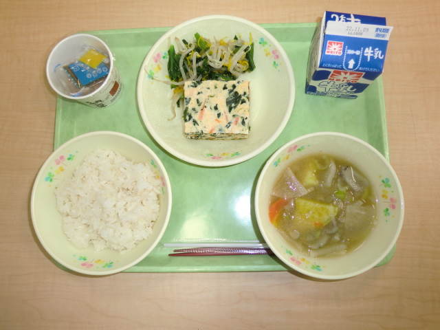 〈今日の献立〉牛乳、ご飯、納豆、さつま汁、千草焼き、菊花和え