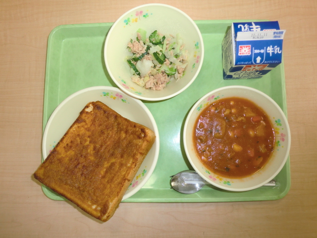 〈今日の献立〉牛乳、きなこトースト、ポークビーンズ、ツナサラダ