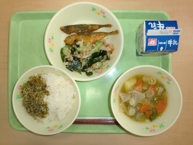 〈今日の献立〉牛乳、ご飯、手作りふりかけ、根菜の味噌汁、豆アジの香味揚げ、和風和え