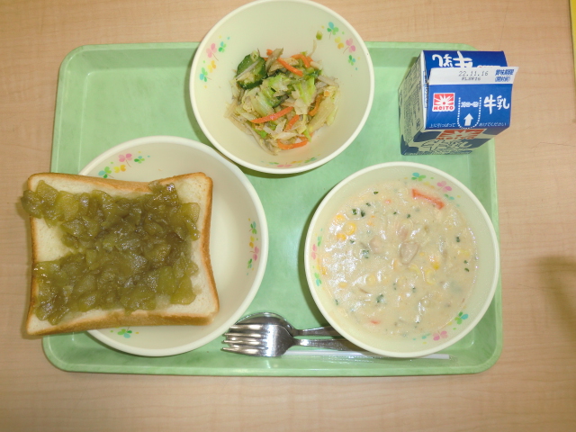 〈今日の献立〉牛乳、りんごトースト、コーンシチュー、ごぼうサラダ