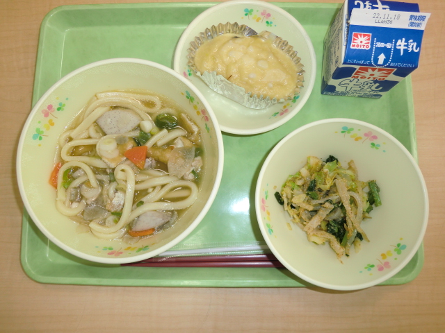 〈今日の献立〉牛乳、しっぽくうどん、胡麻和え、甘納豆と栗の蒸しパン
