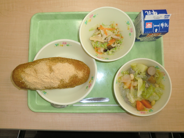 〈今日の献立〉牛乳、ゴマきな粉揚げパン、ポトフ、きのこサラダ