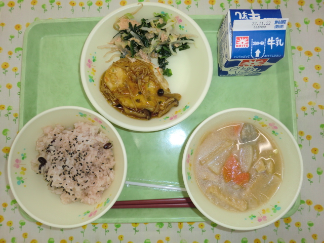 〈今日の献立〉牛乳、赤飯、呉汁、和風ハンバーグ、野菜とツナの和え物
