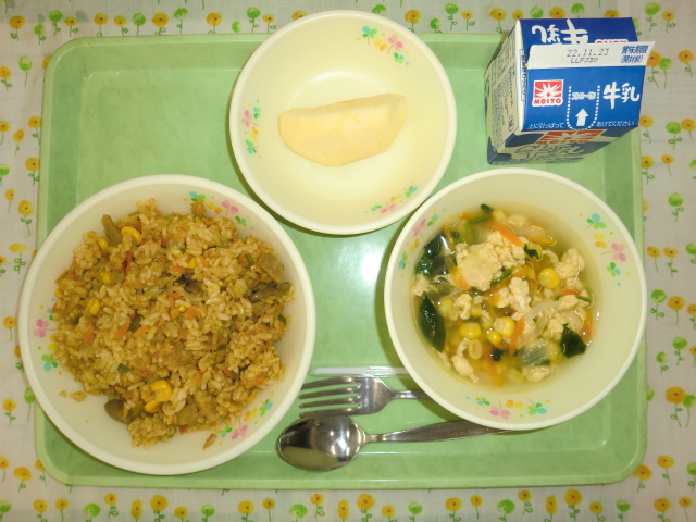 〈今日の献立〉牛乳、ツナカレーピラフ、イタリアンスープ、りんご