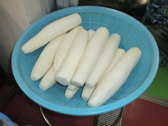 〈今日の献立〉牛乳、スパゲティミートソース、ダイコーンサラダ、さつまいもケーキ