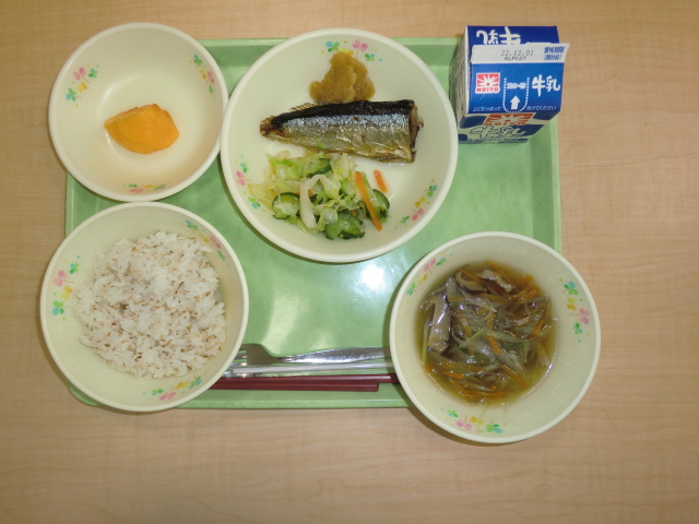〈今日の献立〉牛乳、ごまご飯、さんまの塩焼き、大根のおろし煮、キャベツの香味だれ、さわ煮椀、柿