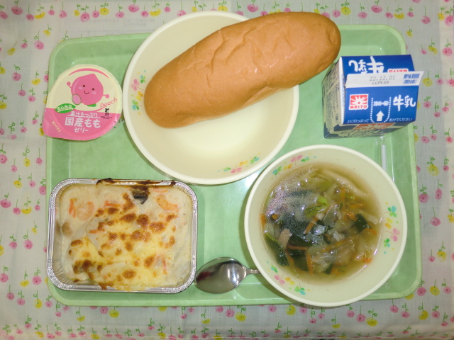 〈今日の献立〉牛乳、コッペパン、ジュリアンスープ、里芋のグラタン、セレクトゼリー