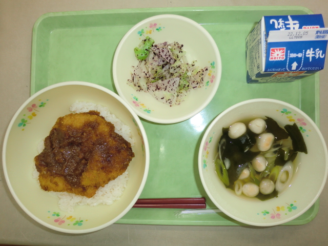 〈今日の献立〉牛乳、味噌カツ丼、すまし汁、ゆかり漬け
