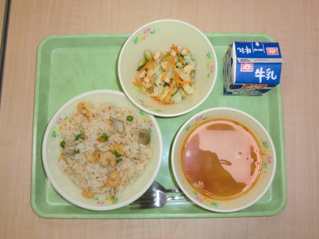 〈今日の献立〉牛乳、エビピラフ、ミネストラスープ、ビーンズサラダ