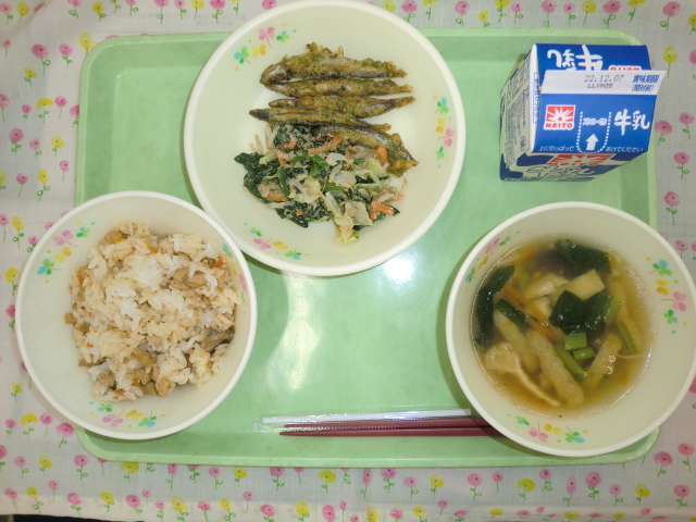 〈今日の献立〉牛乳、高野豆腐ご飯、きのこ汁、キビナゴの磯部揚げ、茹で野菜ごまダレがけ