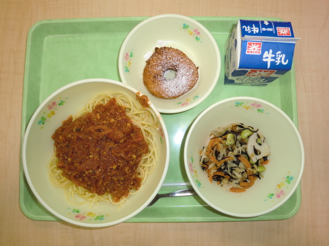 〈今日の献立〉牛乳、スパゲッティアラビアータ、ごぼうと蓮のサラダ、米粉とさつまいものドーナツ