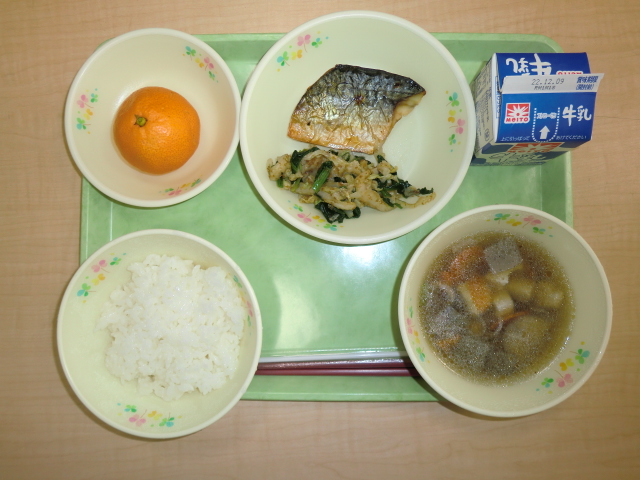 〈今日の献立〉牛乳、ご飯、けんちん汁、サバの塩焼き、白菜のお浸し、みかん