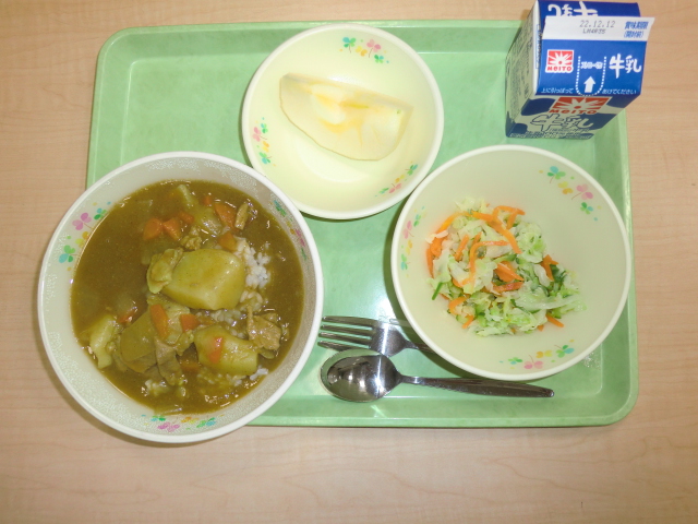 〈今日の献立〉牛乳、カレーライス、コールスローサラダ、りんご