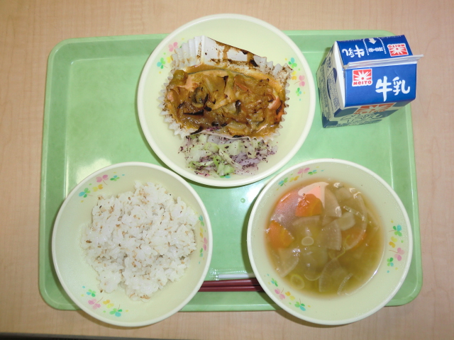 〈今日の献立〉牛乳、ごまご飯、芋団子汁、鮭のちゃんちゃん焼き、ゆかり漬け