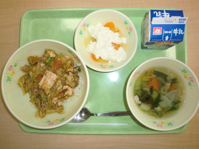 〈今日の献立〉牛乳、ジャーチャンドーフー丼、チンゲン菜のスープ、フルーツヨーグルトがけ