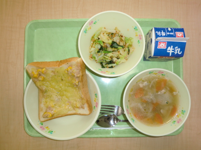 〈今日の献立〉牛乳、ツナトースト、パスタスープ、ナッツサラダ