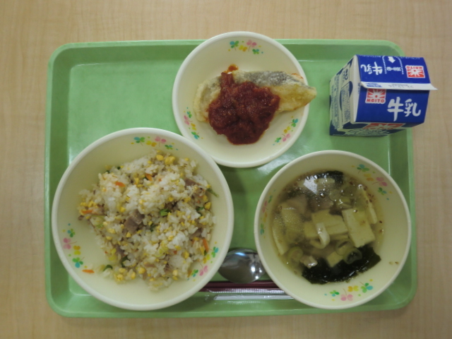 〈今日の献立〉牛乳、炒飯、わかめスープ、白身魚のチリソースがけ