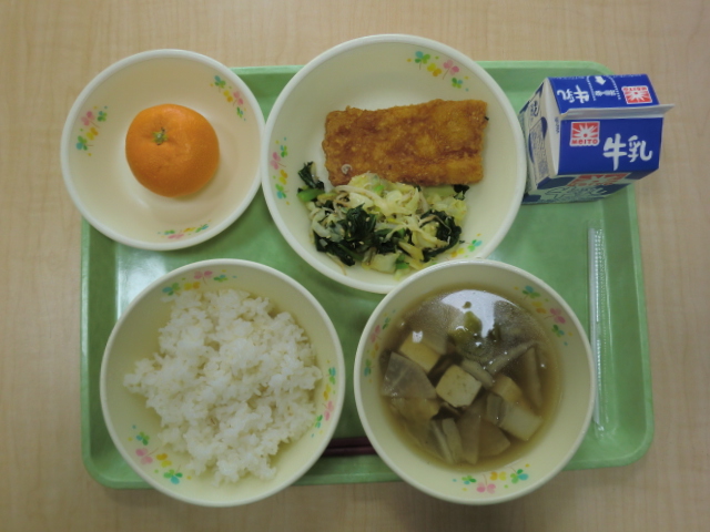 〈今日の献立〉牛乳、ご飯、田舎汁、イカの更紗あげ、胡麻じゃこ和え、みかん