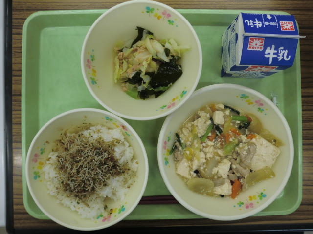 〈今日の献立〉牛乳、ご飯、手作りふりかけ、肉豆腐、ツナとわかめの和え物