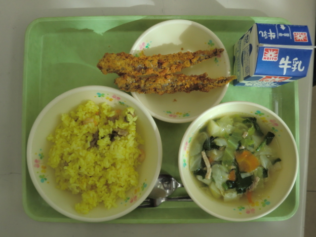 〈今日の献立〉牛乳、パエリア、ししゃものパセリフライ、野菜スープ