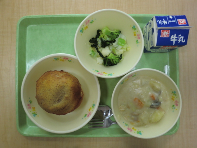 〈今日の献立〉牛乳、セサミビスキュイパン、冬のクリーム煮、花野菜サラダ