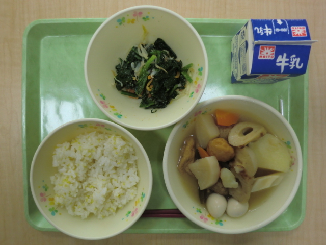 〈今日の献立〉牛乳、きびご飯、おでん、ほうれん草の胡麻和え