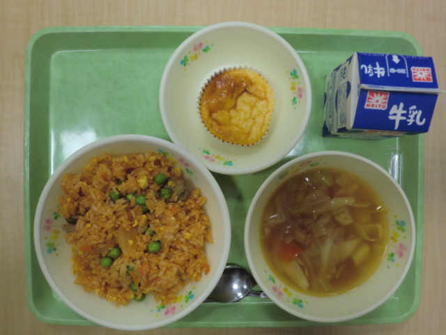 〈今日の献立〉牛乳、チキンライス（炒り卵のせ）、レンズ豆のスープ、ベイクドチーズケーキ