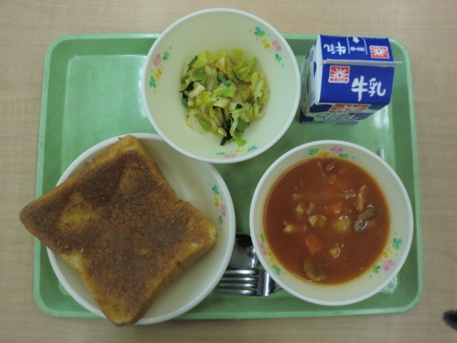[今日の献立] 牛乳、きなゴマトースト、ポークビーンズ、ナッツサラダ
